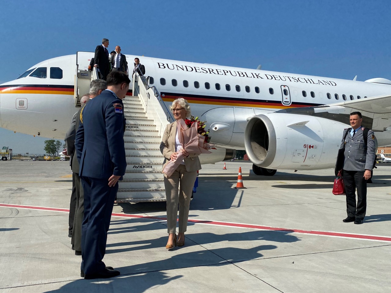 Verteidigungsministerin Christine Lambrecht (SPD) kommt auf dem Flughafen an. 