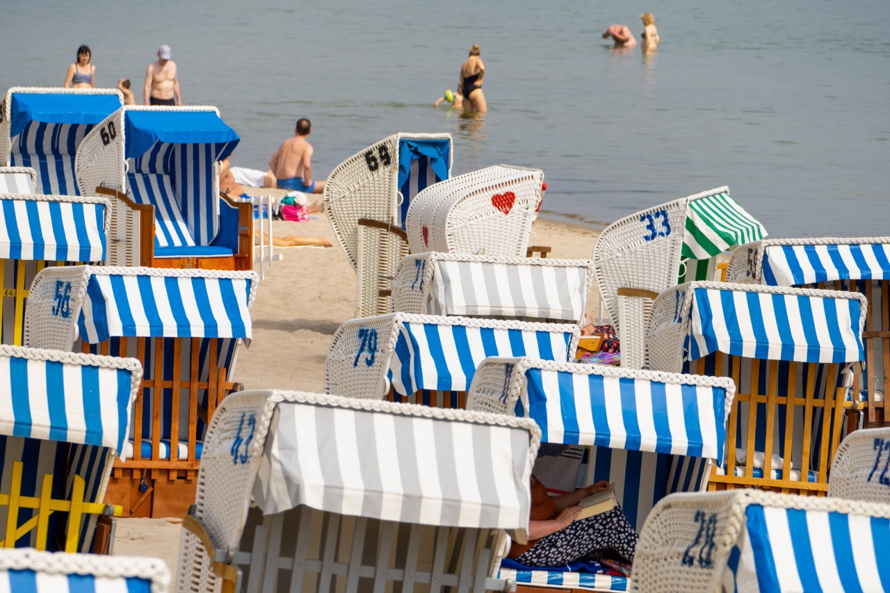 Touristen am Strand von Timmendorfer Strand