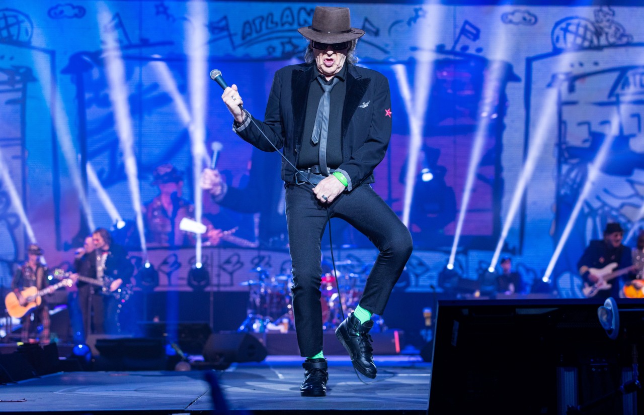 Udo Lindenberg singt beim ersten Konzert der neuen Tournee „Udopium Live 2022“ in der Sport- und Kongresshalle. 