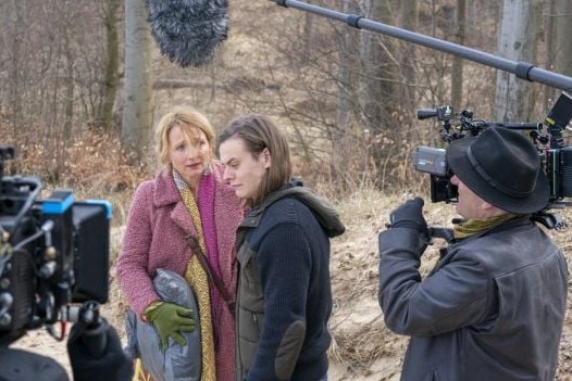 Christina Große (l.) versucht in ihrer Rolle scheinbar, den aufgebrachten Béla Gabor (m.) Lenz zu beruhigen.