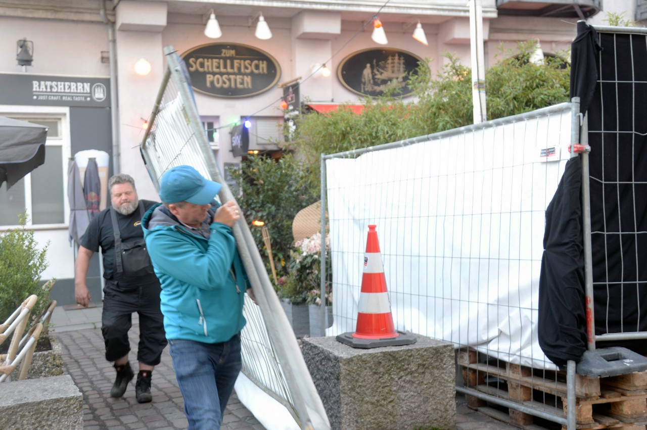 Wenn alles gut geht, werden Ina Müller und ihre Fans schon bald nicht mehr durch diesen Zaun getrennt sein. 