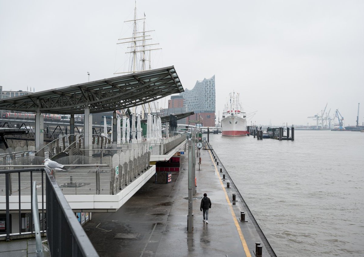 Hamburg Elbe LandungsbrÃ¼cken.jpg