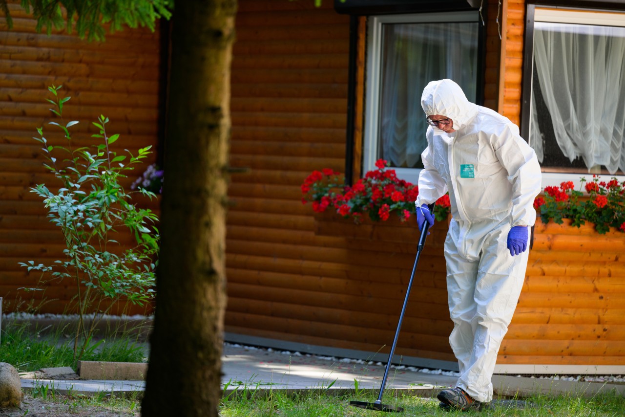 Hamburg: Ein Ermittler der Polizei arbeitet am Tatort in Bienenbüttel.