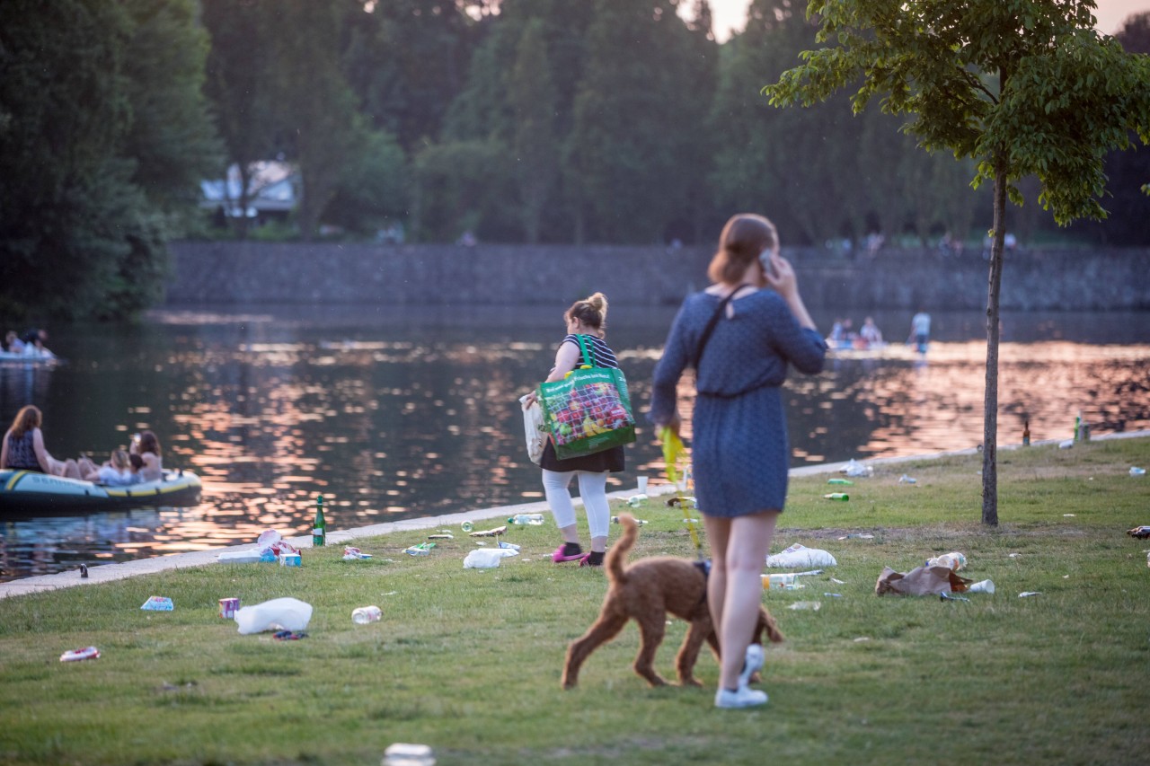 Menschen im Stadtpark in Hamburg.