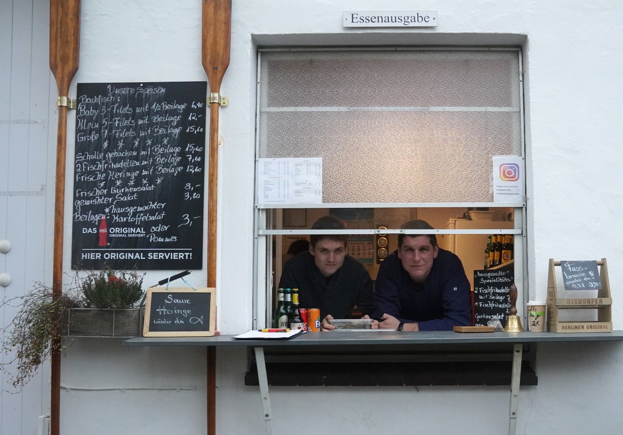 Veddel in Hamburg: Christian Butzke (r), Betreiber des Restaurants „Veddeler Fischgaststätte“, steht neben Sohn und Junior-Chef Jonas Butzke in seinem Restaurant auf der Veddel.