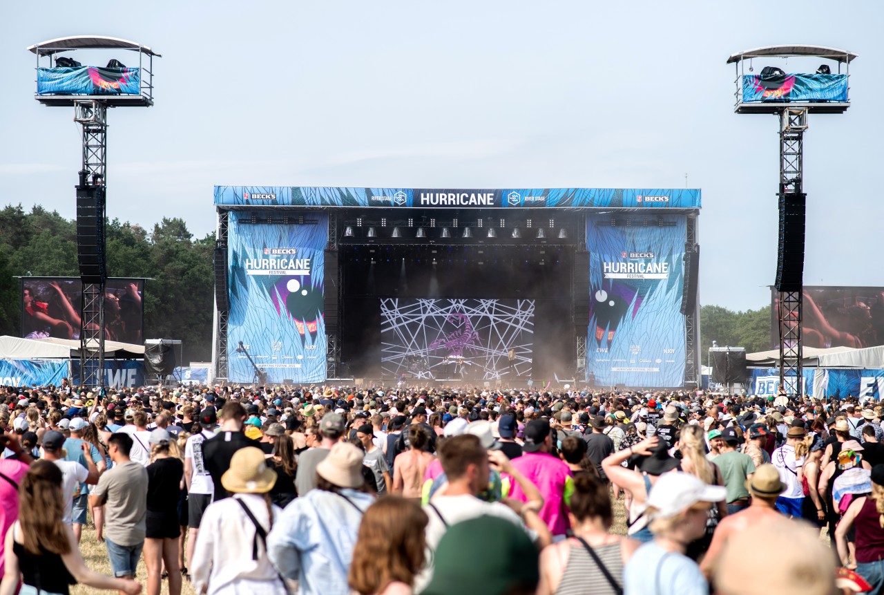 Zahlreiche Festivalbesucher verfolgen ein Konzert beim Hurricane Festival 2022 in Scheeßel.