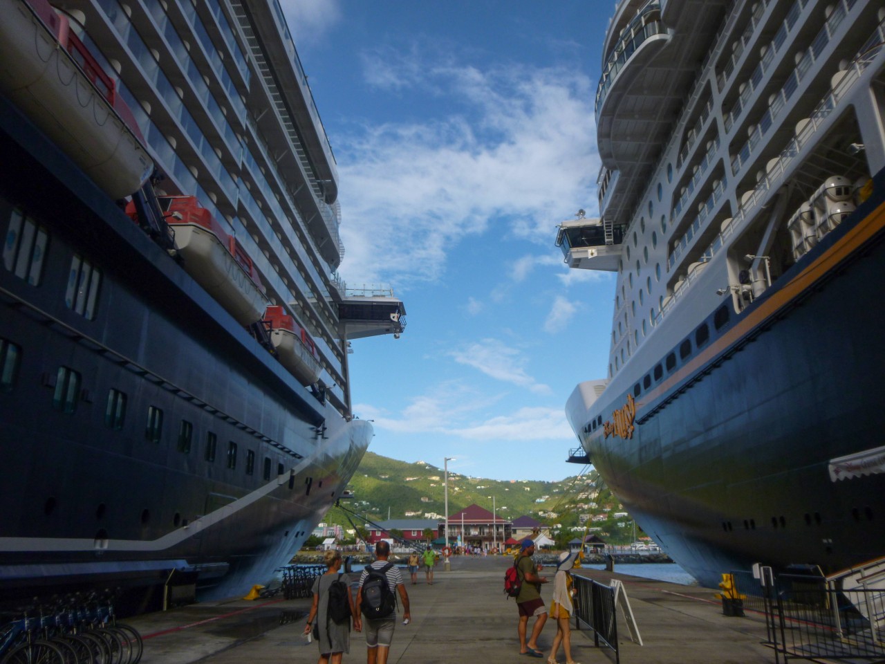 Zwei Kreuzfahrt-Schiffe von Aida und „Mein Schiff“ sorgen für Krach (Symbolfoto).