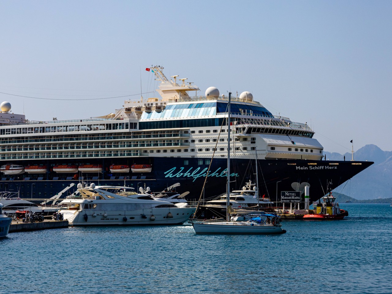 Die „Mein Schiff Herz“ im türkischen Hafen Marmaris.