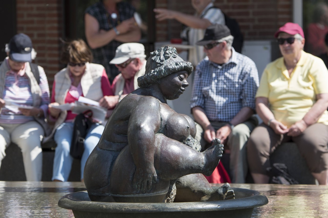 Der Brunnen „Badende Wilhelmine“ unweit des Bahnhofes von Westerland auf der Nordseeinsel Sylt, bevor er von Punks eingenommen wurde.