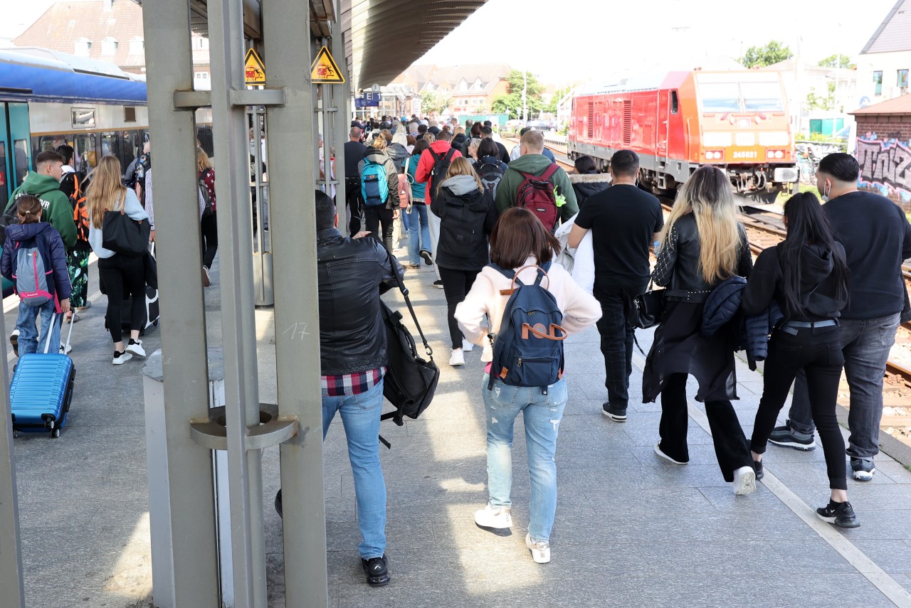 Reisende kommen mit einem Zug der Linie RE6 aus Hamburg-Altona am Bahnhof Westerland auf Sylt an. 