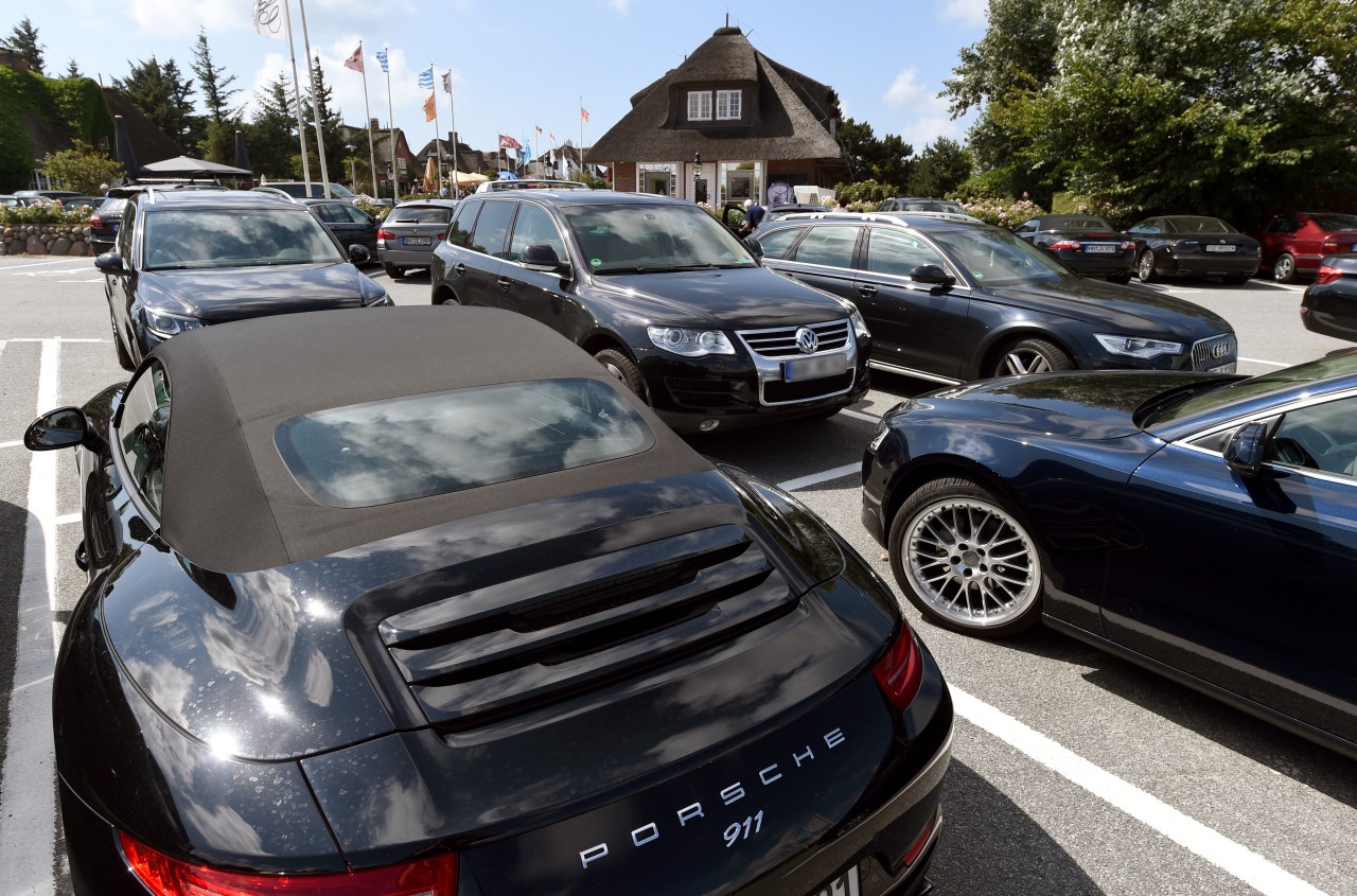 Luxusautos stehen in Westerland auf Sylt.