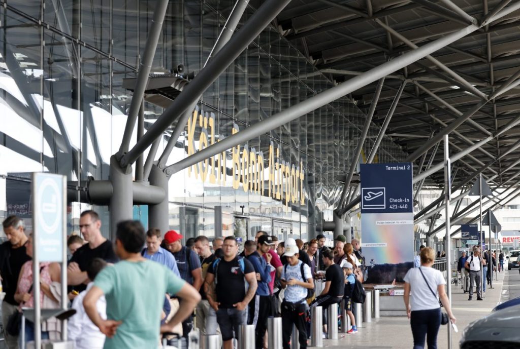 Lange Schlange am Kölner Flughafen