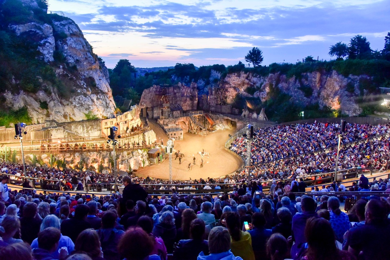 Die abendliche Kulisse der Karl May Spiele am Kalkbergfelsen in Bad Segeberg. 