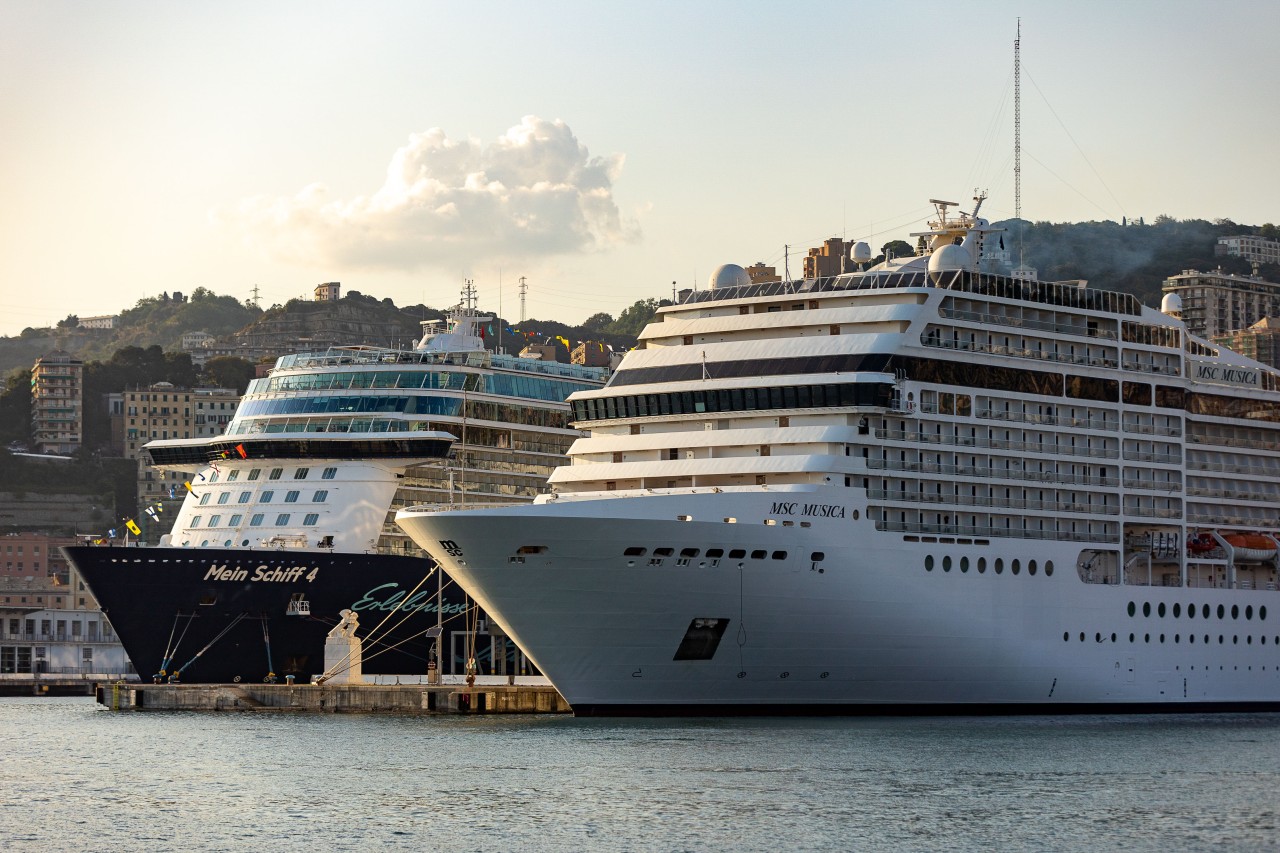 Die „Mein Schiff 4“ neben einem Kreuzfahrt-Schiff von MSC.