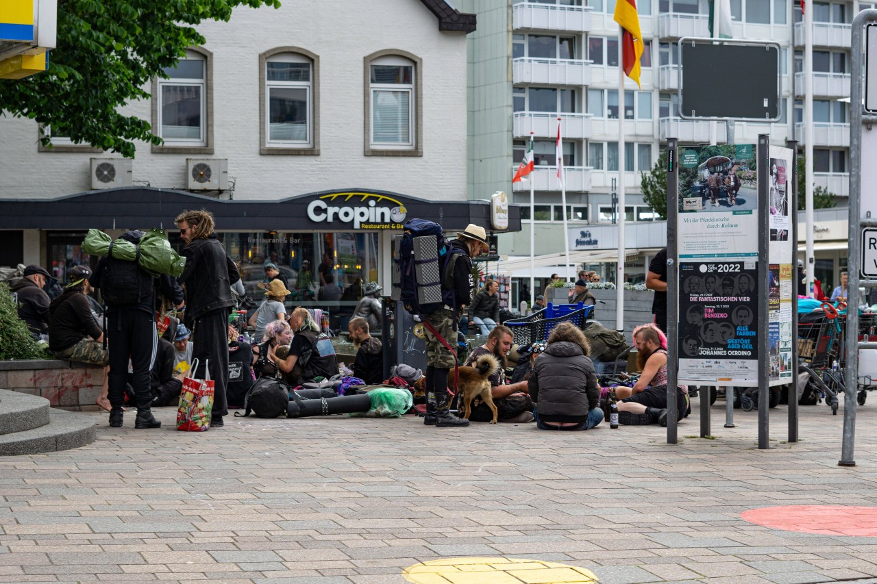 Wild-Camping mitten in Westerland auf der Straße und am Strand. Punks haben Sylt im Griff.