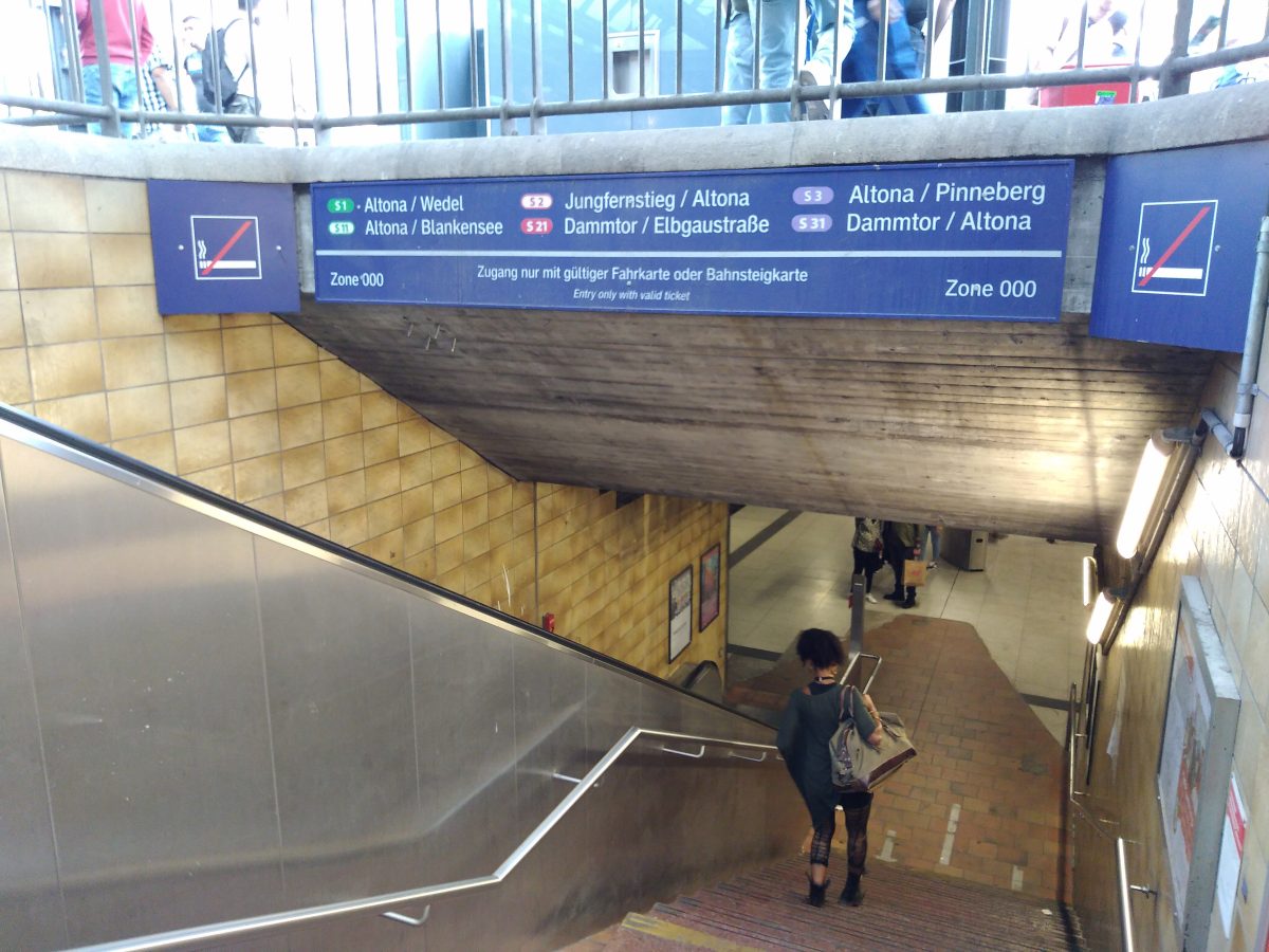 Hamburg Hauptbahnhof: TÃ¤glich laufen an diesem Zugang zu den S-Bahnen an den Gleisen 1 und 2 Hunderte FahrgÃ¤ste entlang. Ob denen der Rechtschreibfehler auffÃ¤llt?