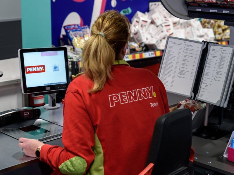 Mitarbeiterin an der Supermarktkasse