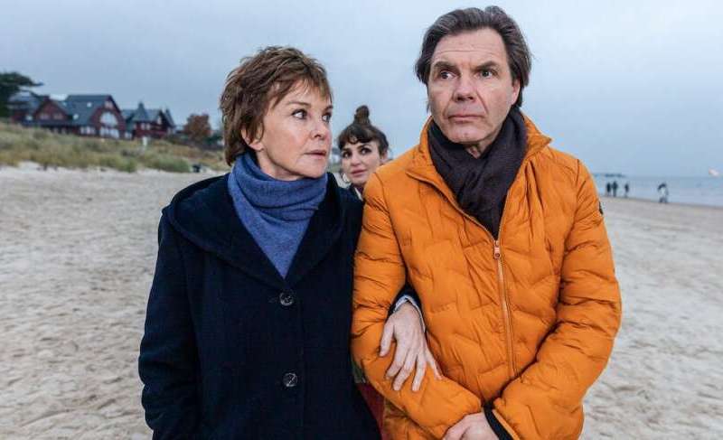 Katrin Sass und Dr. Brunner im "Usedom Krimi" (ARD)