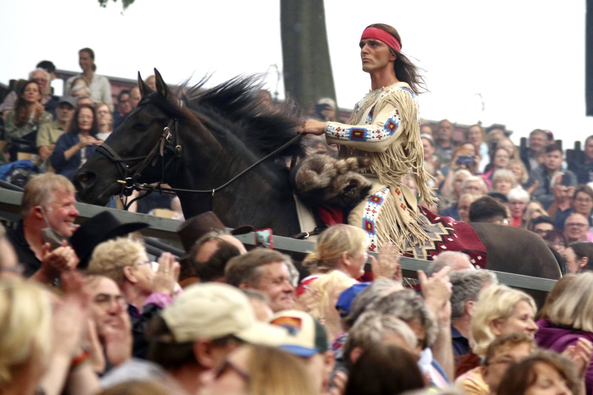 Winnetou (Sascha Hödl) reitet ein bei den Karl-May-Spielen Bad Segeberg