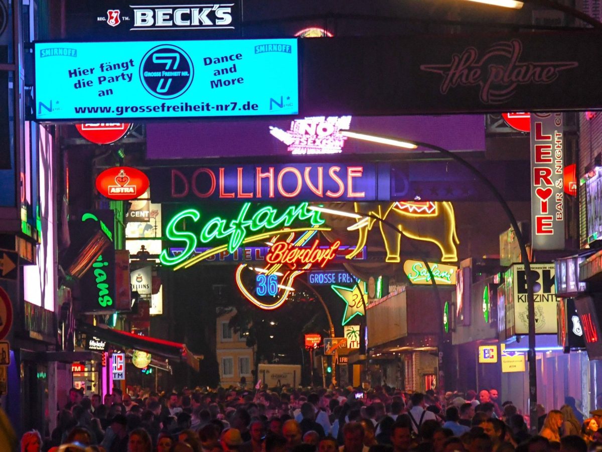 Hamburger Reeperbahn bei Nacht