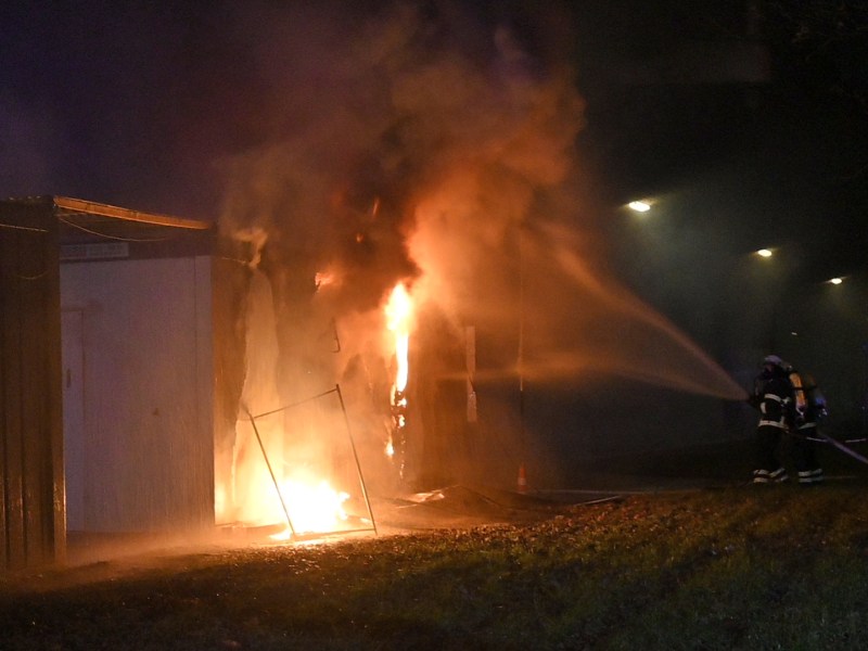 Ein Corona-Testzentrum in Hamburg steht in Flammen