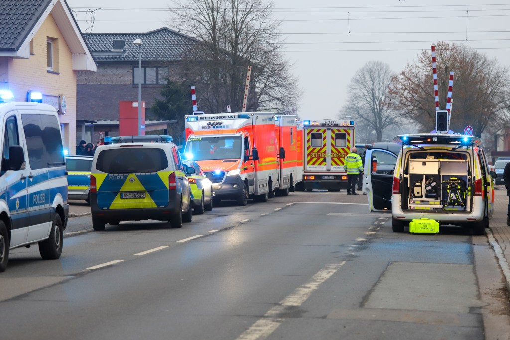 Die Polizei ist mit einem Großaufgebot vor Ort. 