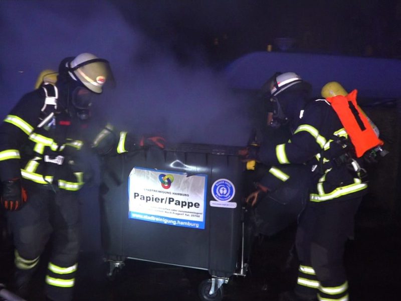 Die Feuerwehr am Einsatzort in Hamburg