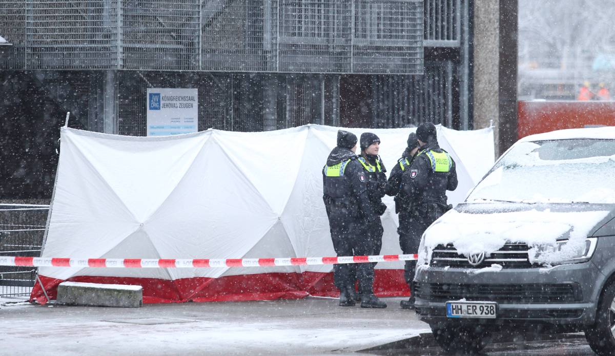 Die Polizei in Hamburg sichert den Tatort nach einem Blutbad in einer Kirche im Hamburger Norden.