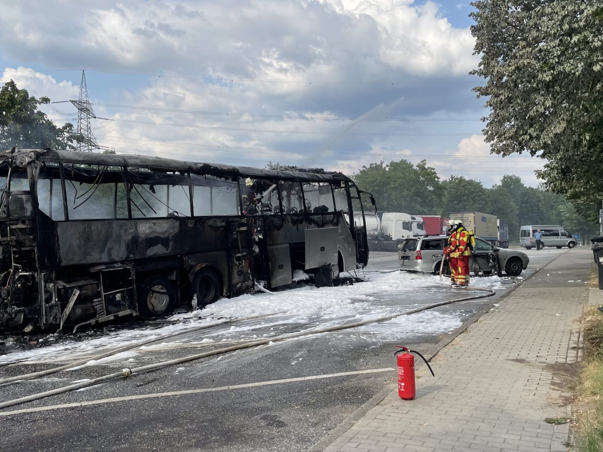 Reisebus brennt bei Hamburg.