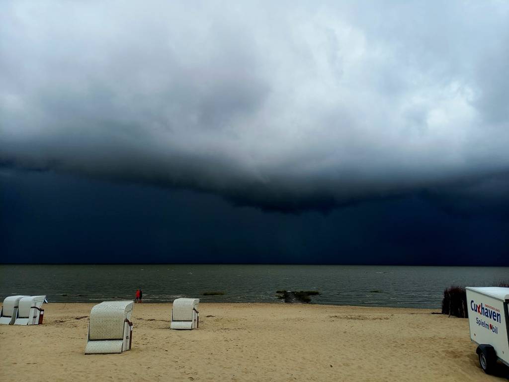 Dunkle Wolken über der Nordsee.