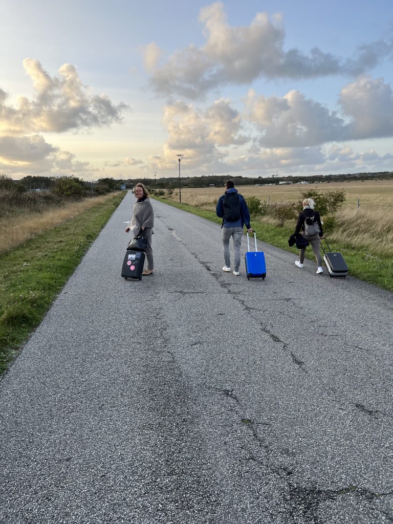 Auf dieser Straße müssen Urlauber mit ihrem Gepäck zum Terminal des Flughafen Sylt laufen.