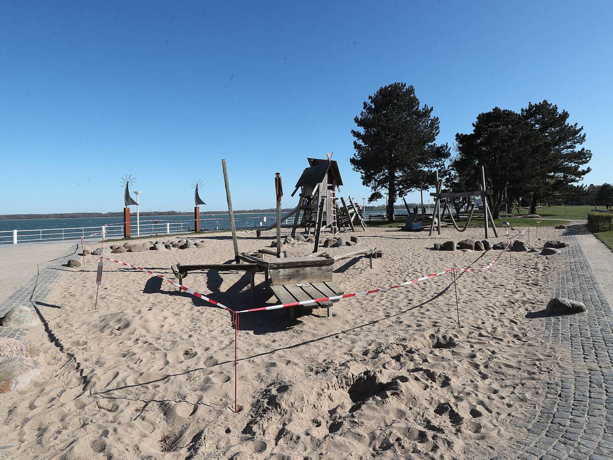 Mann vermutet Schäden an Spielplatz an der Ostsee-Küste.