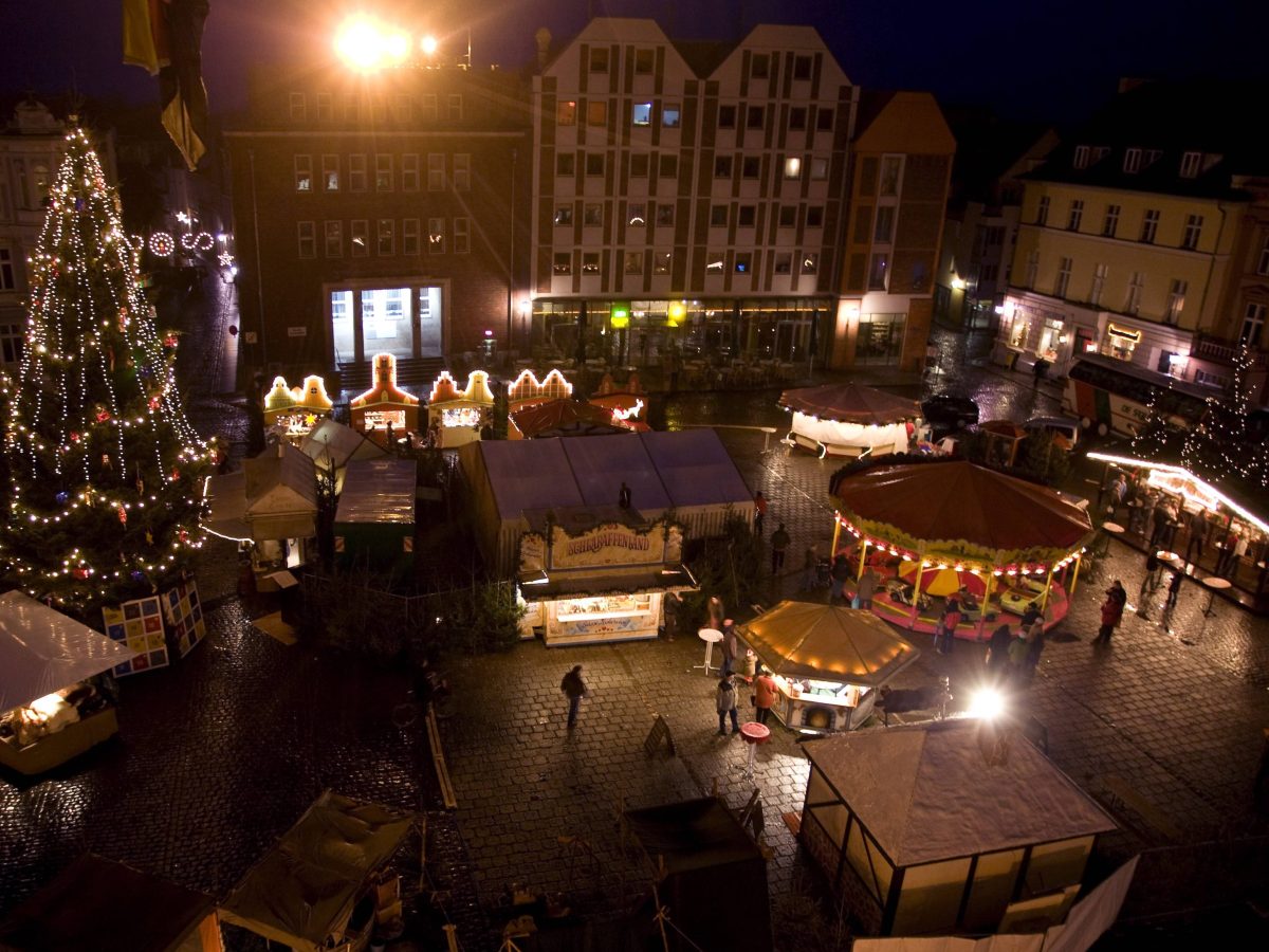 Der Weihnachtsmarkt in Stralsund an der Ostsee.