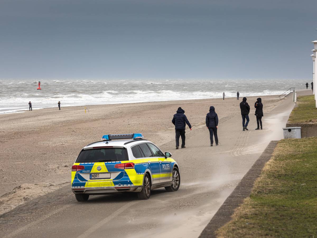 Ein Mann an der Ostsee machte einen Spaziergang. Was er dabei am Strand entdeckte, wird er so schnell nicht vergessen.