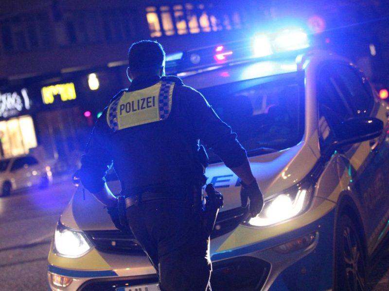 Blutiger Angriff in einer Geflüchteten-Unterkunft in Hamburg-Wilhelmburg! Dort kam es Dienstagnacht zu einer Messer-Attacke.