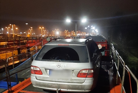 Außerhalb der Öffnungszeiten fährt ein alkoholisierter Autofahrer auf den Autozug.