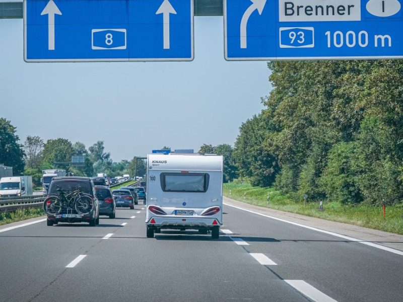 Camping: Mann fährt 300 Kilometer – als er ein Foto von seiner Haustür bekommt, trifft ihn der Schlag