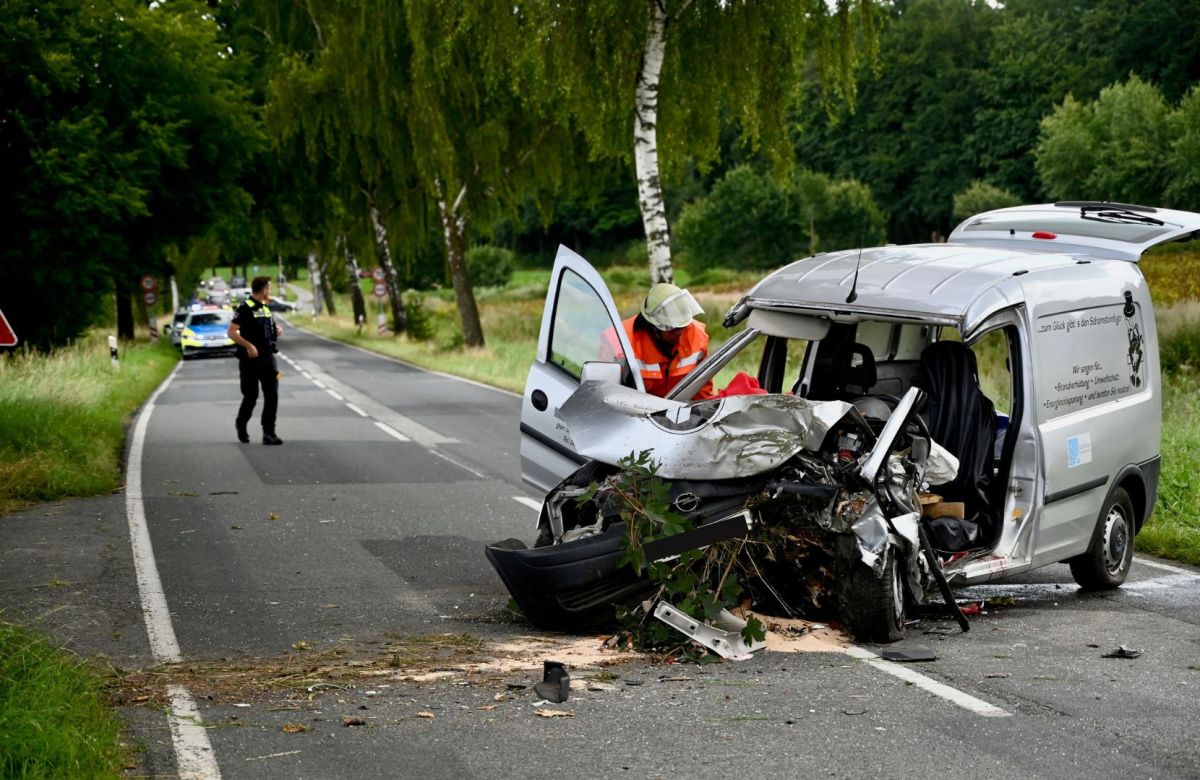 Hamburg: Auto prallt zwischen Eyendorf und Lübberstedt gegen Baum.