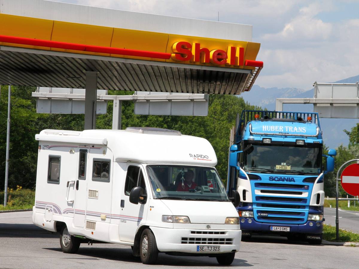 Ein Wohnmobil bei einer Tankstelle.