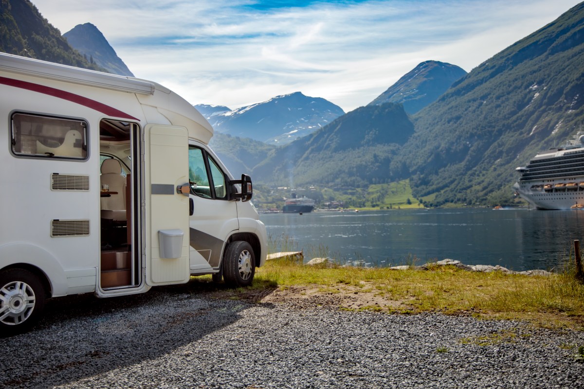 Ein Camper am See.