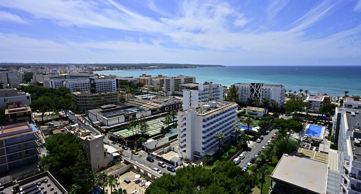 Blick auf die Bucht der Playa de Palma in Arenal auf der spanischen Baleareninsel Mallorca.