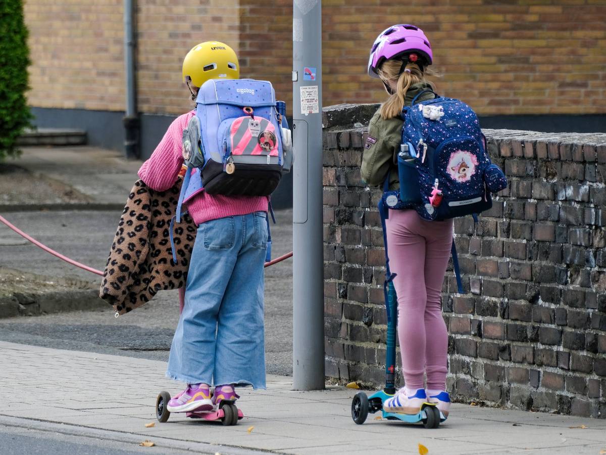 Kinder auf dem Weg zur Schule.