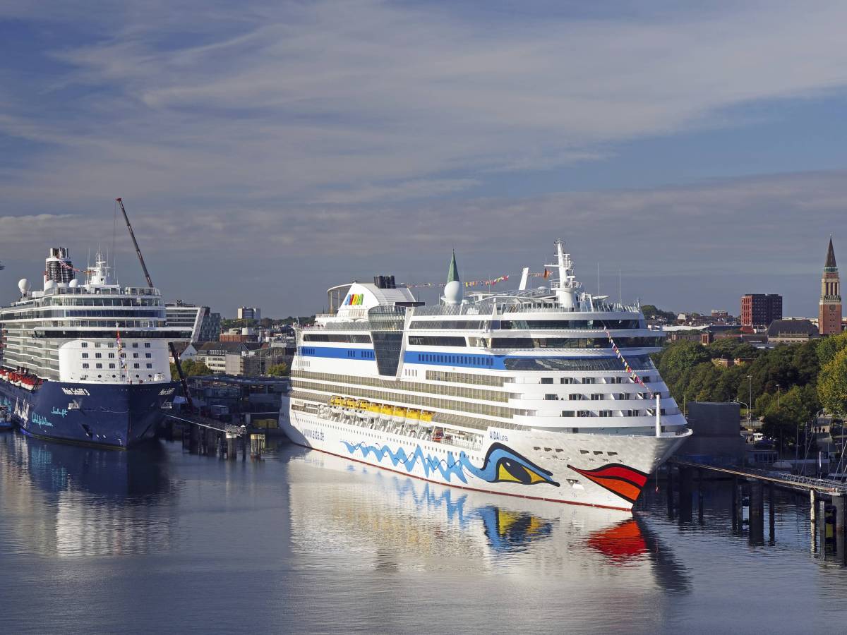 Die Schiffe "Mein Schiff" und "Aida Luna" in einem Hafen.