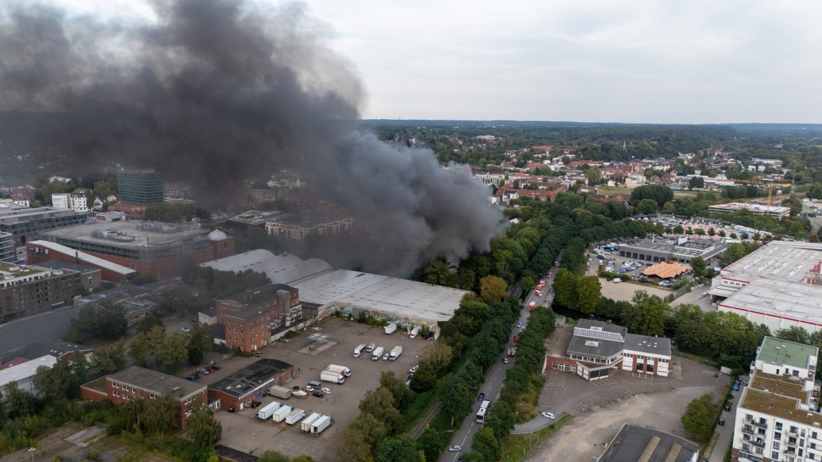 Bootshalle in Flammen: Schwarze Rauchwolke Ã¼ber Hamburg.