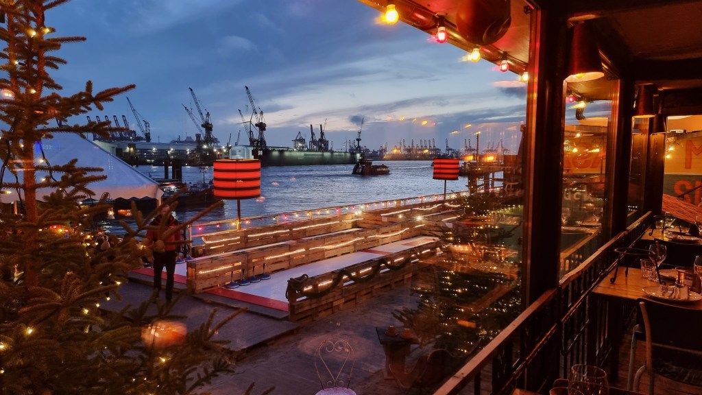 Ausblick auf Elbe mit dekorierten Tannenzweigen und Sitzgelgenheiten