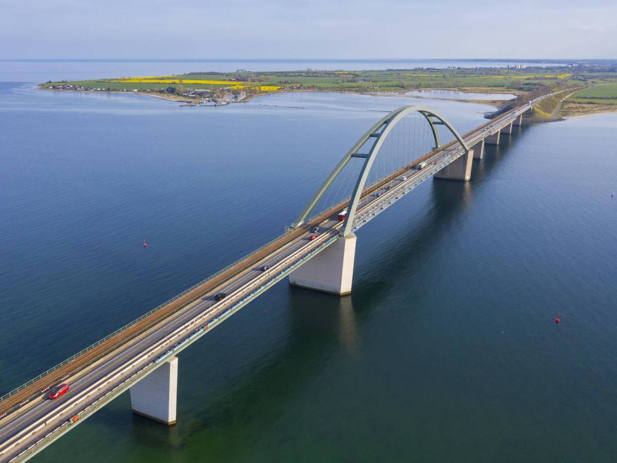 Die Fehmarnsundbrücke an der Ostsee.