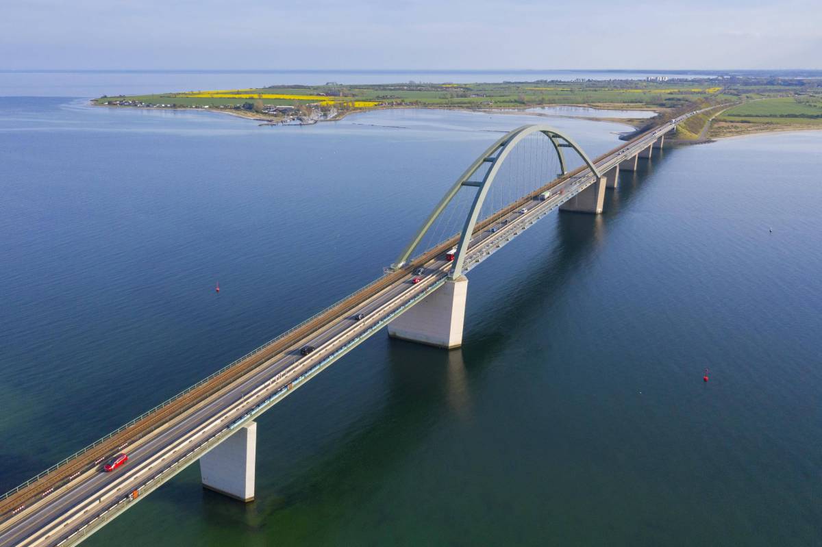 Die Fehmarnsundbrücke an der Ostsee.