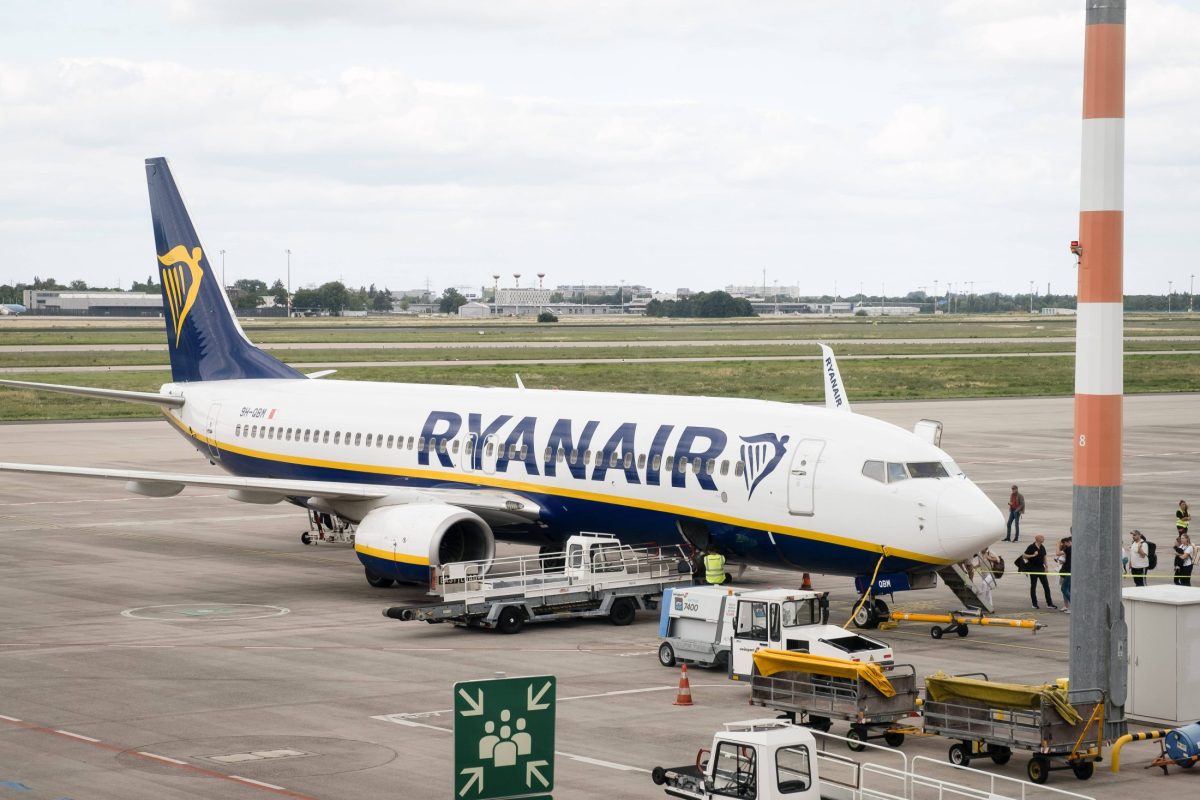 Ein Flugzeug von Ryanair am Flughafen.