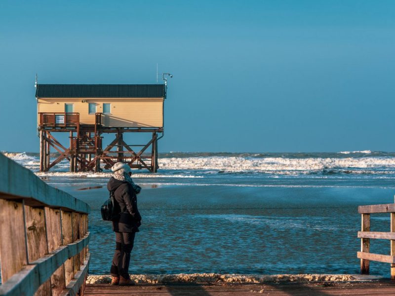 Frau an der Nordsee, Symbolbild
