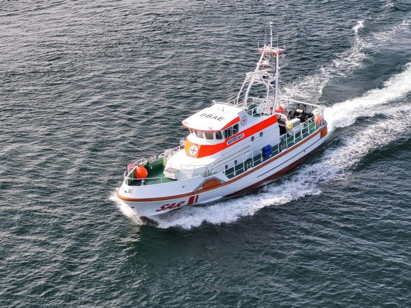 Mit dem Seenotrettungskreuzer BERTHOLD BEITZ der DGzRS waren die Seenotretter im Einsatz für einen plötzlich schwer erkrankten Seemann